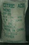 Citric Acid หรือ กรดมะนาว ผลิตจากข้าวโพดจากโรงงานที่ได้รับมาตรฐาน ISO ละลายน้ำได้ดี มีกลิ่นและรสเปรี้ยว นิยมใช้ในอาหารประเภทน้ำผลไม้ น้ำหวาน เครื่องดื่ม แยม เยลลี่ สามารถปรัความเป็นกรด-ด่างได้  บรรจุ 25 กก./ถุง